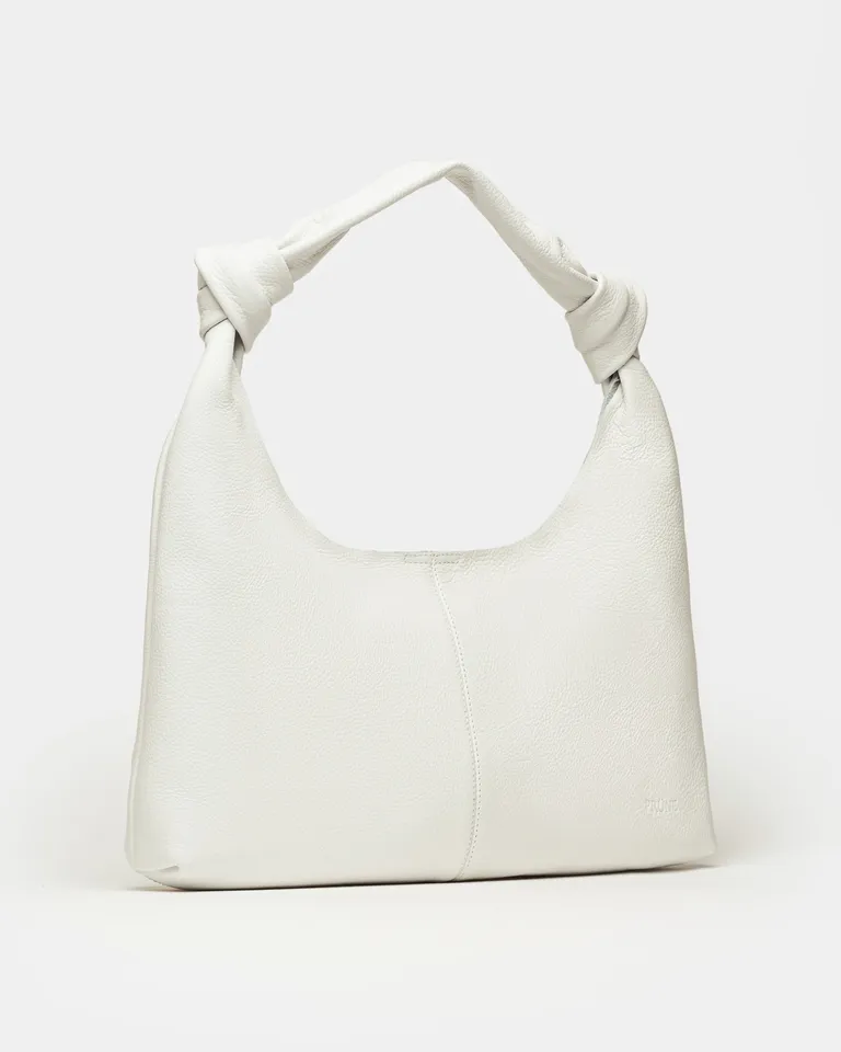 Cartera de hombro Juana en cuero graneado blanco, modelo suave y minimalista de Prüne en Bolsos y Carteras para argentina