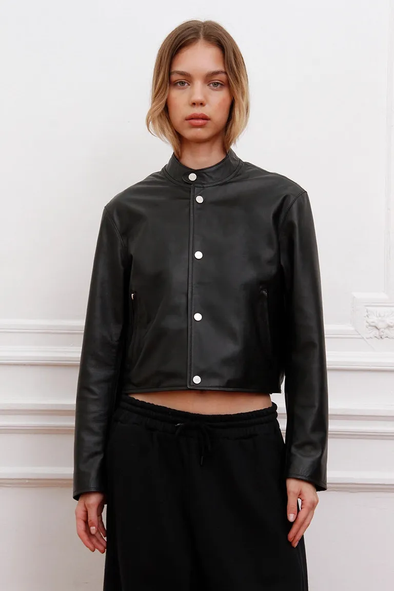 Campera de mujer con cuello mao y mangas con volumen estilo urbano de Sofia Sarkany en Chaquetas para argentina