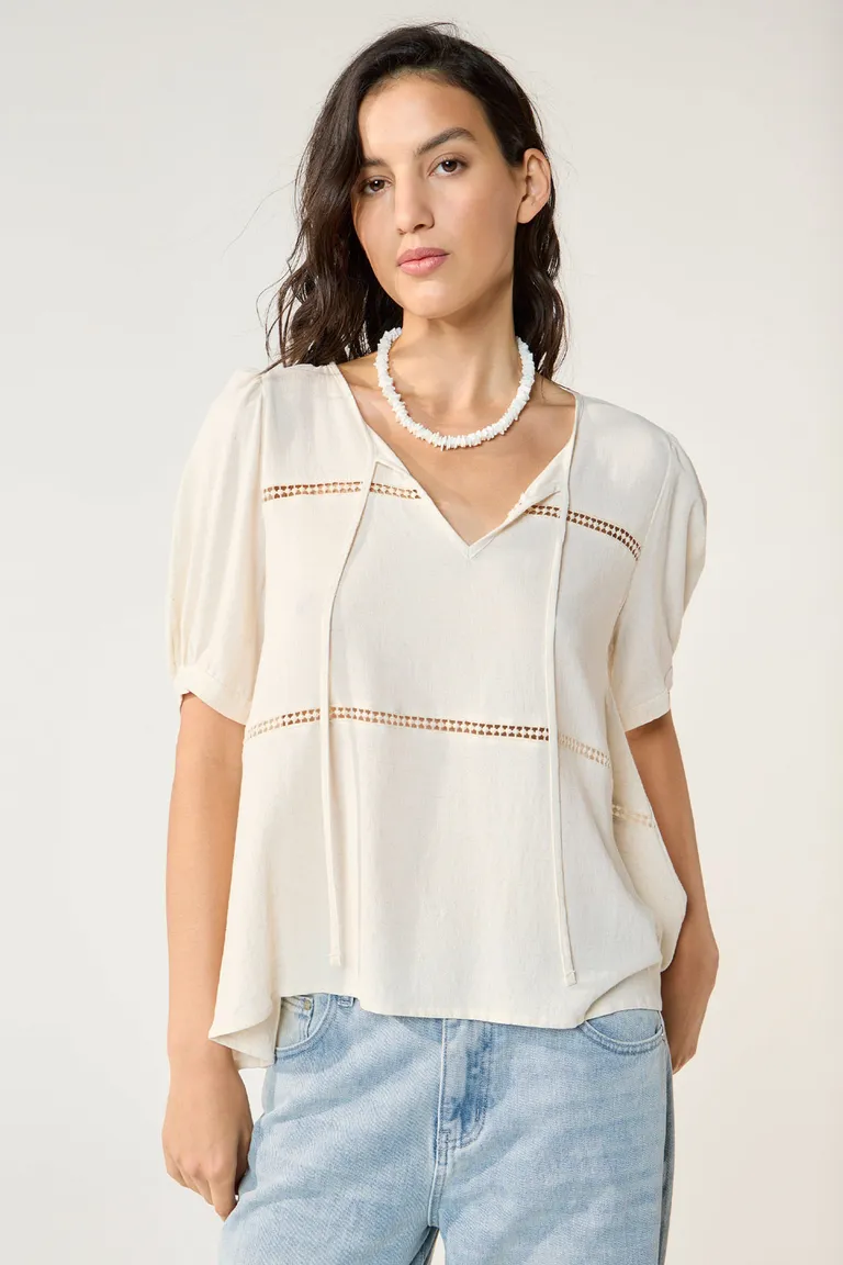 Blusa de lino con detalles de encaje - Elegante y versátil para todo uso de Cuesta Blanca en Blusas para argentina