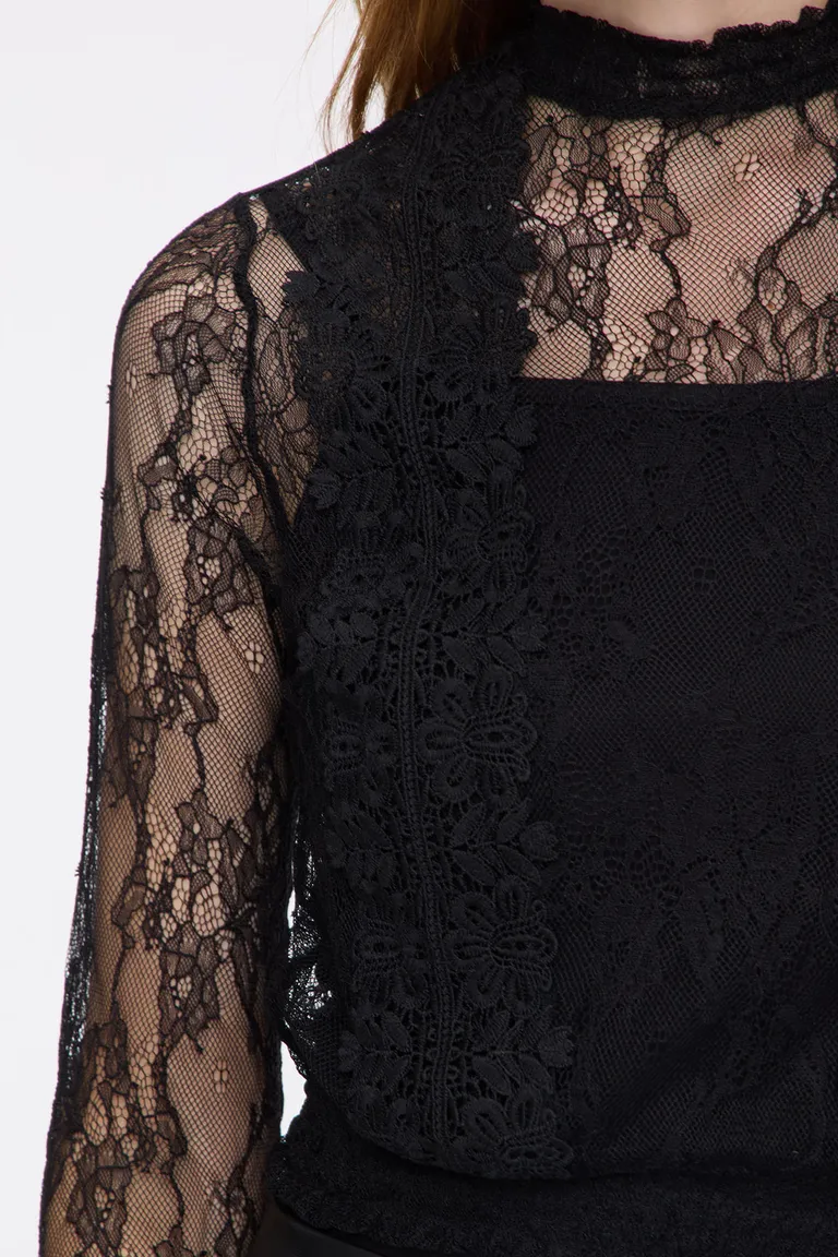 Blusa manga larga de encaje con cuello alto de Cuesta Blanca en Blusas para argentina