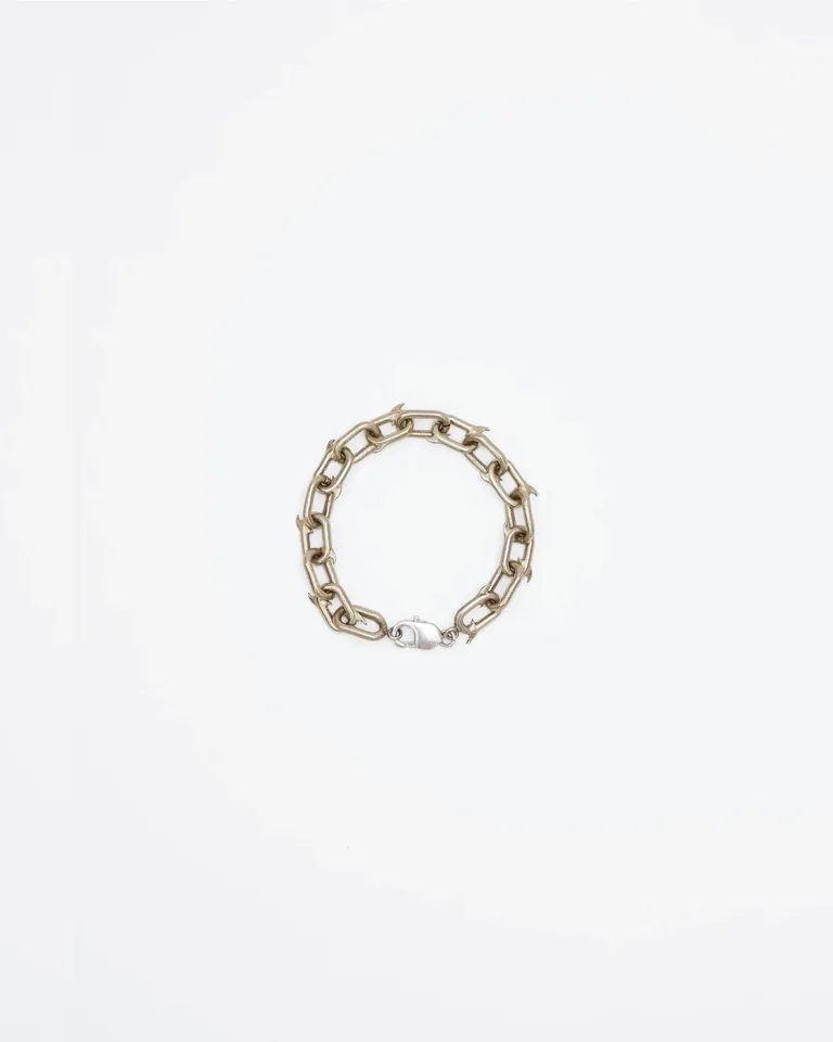 Pulsera de alpaca con pinches alternados, cierre de mosquetón de plata 925 y logo aynd grabado de Ay Not Dead en Bijouterie para argentina