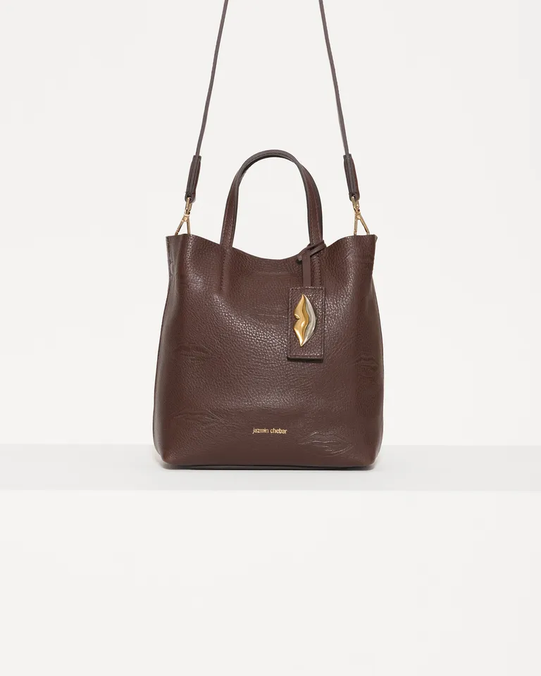 Bolso tote de cuero marrón con detalles grabados en bajo relieve de Jazmin Chebar en Bolsos y Carteras para argentina