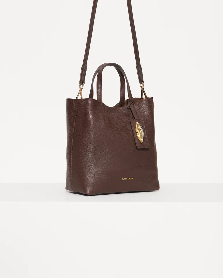 Bolso tote de cuero marrón con detalles grabados en bajo relieve de Jazmin Chebar en Bolsos y Carteras para argentina