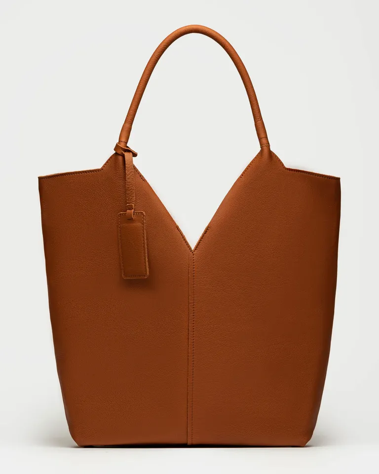 Bolso de cuero liso satinado en color marrón, diseño elegante y versátil de Prüne en Bolsos y Carteras para argentina