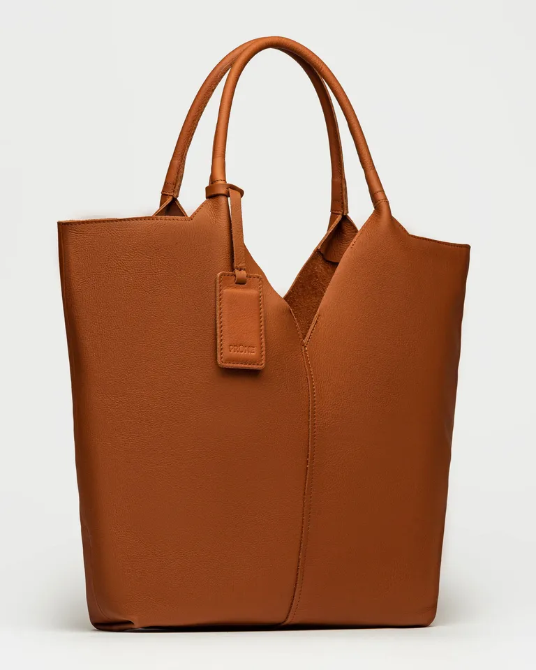 Bolso de cuero liso satinado en color marrón, diseño elegante y versátil de Prüne en Bolsos y Carteras para argentina