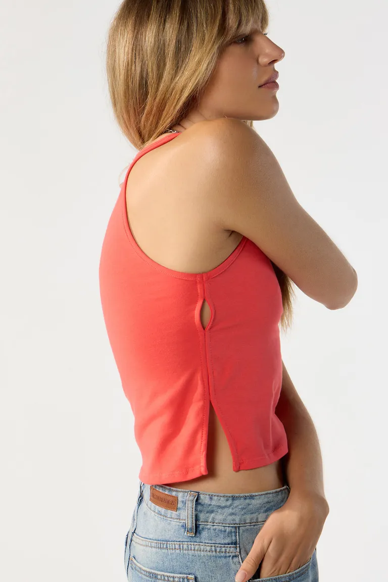 Musculosa roja ceñida al cuerpo con escote redondo y aberturas laterales de Cuesta Blanca en Remeras para argentina