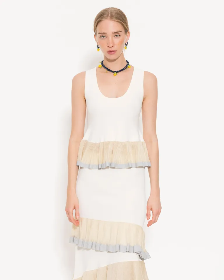 Top blanco sin mangas con volado de organza en la parte inferior de Jazmin Chebar en Tops para argentina