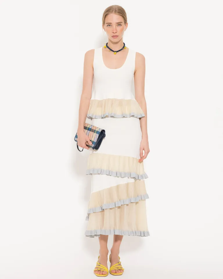 Top blanco sin mangas con volado de organza en la parte inferior de Jazmin Chebar en Tops para argentina