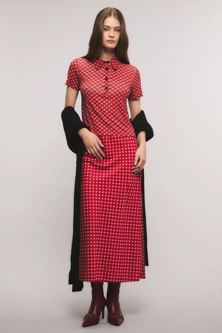 Remera de mangas cortas con cuello polo y cierre frontal de broches de Kosiuko en Remeras para argentina