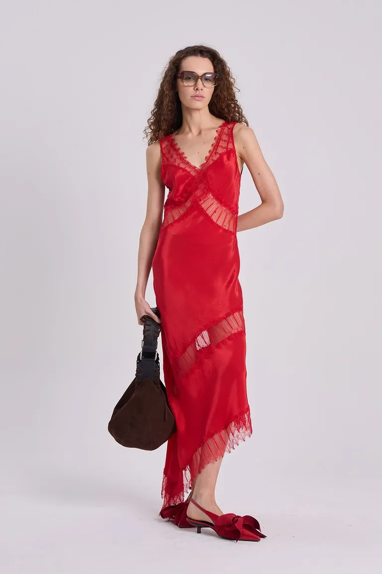 Vestido rojo con encaje y diseño irregular - Elegancia y sofisticación en tu look de Maria Cher en Vestidos para argentina