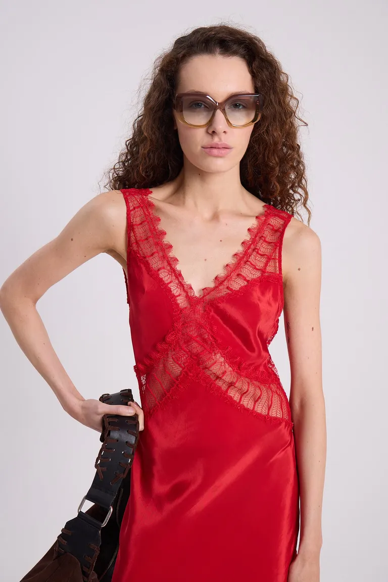 Vestido rojo con encaje y diseño irregular - Elegancia y sofisticación en tu look de Maria Cher en Vestidos para argentina