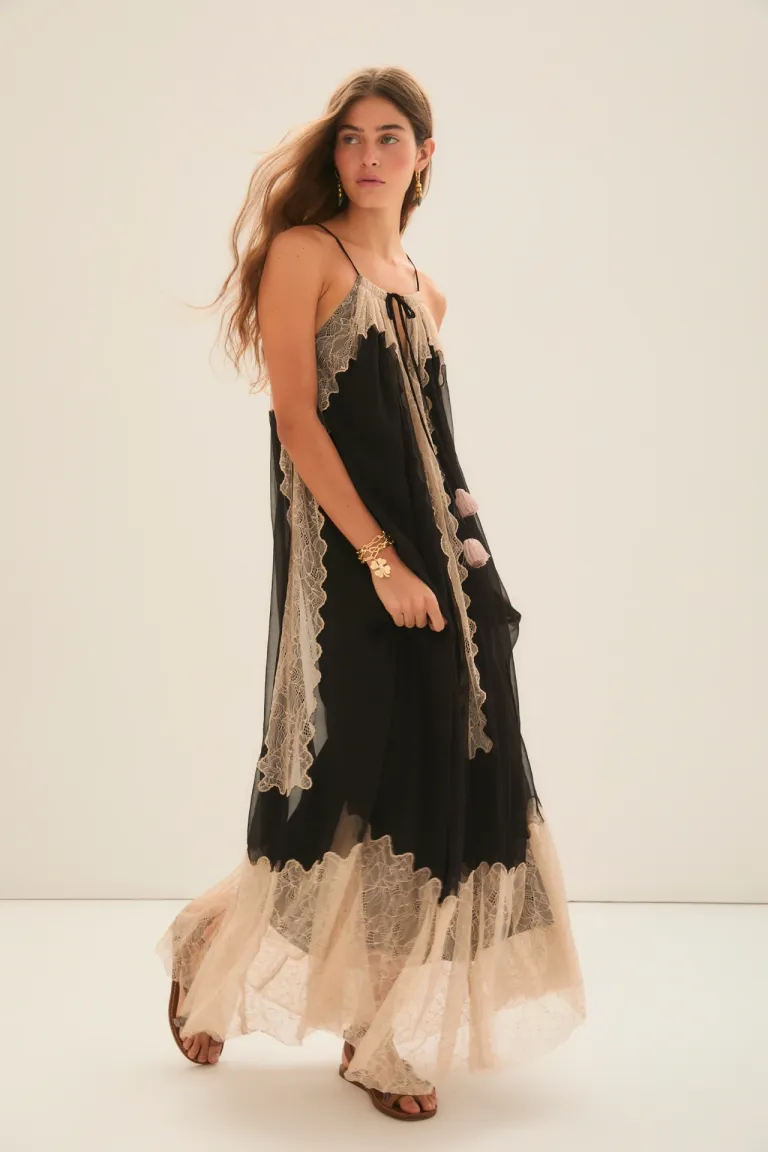 Vestido largo con detalles de encaje en corte ajustado y escote halter de Rapsodia en Vestidos para argentina