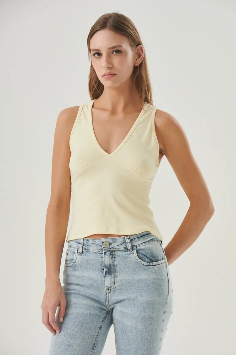Musculosa blanca de escote cruzado y amplios breteles para un look casual y elegante de Sweet en Tops para argentina