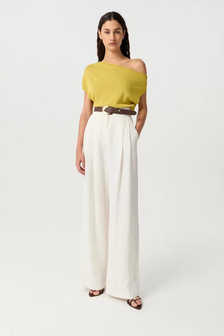 Remera tejida de manga corta con diseño asimétrico y escote diagonal de Markova en Remeras para argentina