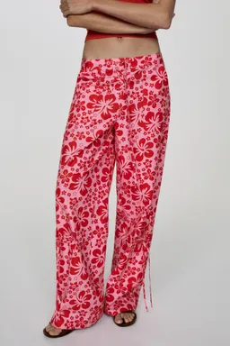 Pantalón flores cargo de Mango en Pantalones para argentina