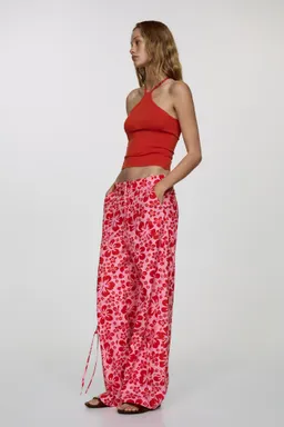 Pantalón flores cargo de Mango en Pantalones para argentina