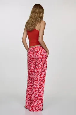 Pantalón flores cargo de Mango en Pantalones para argentina