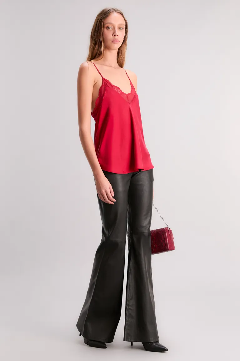 Top de satén rojo con escote en V y breteles regulables de Kosiuko en Tops para argentina
