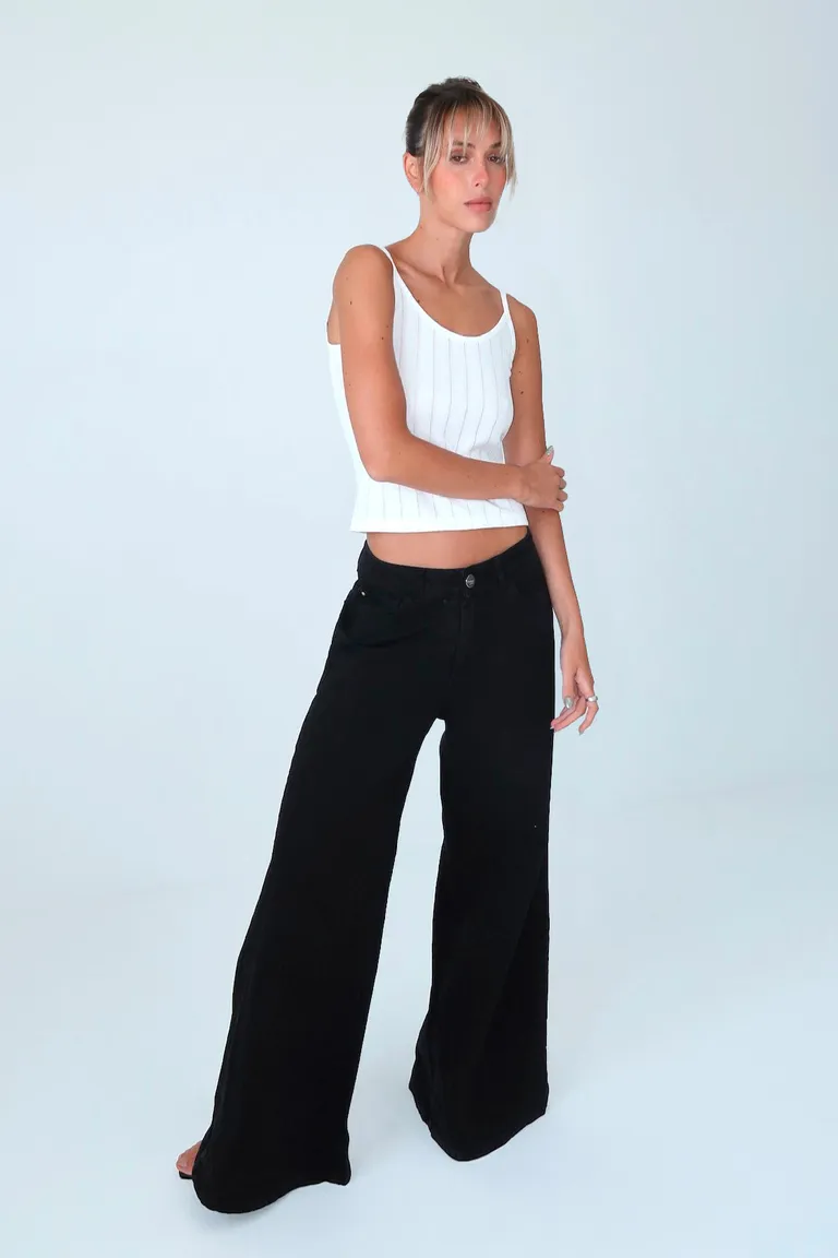 Top sin mangas confeccionado en punto con lurex de corte modular y calce regular de Naíma en Tops para argentina