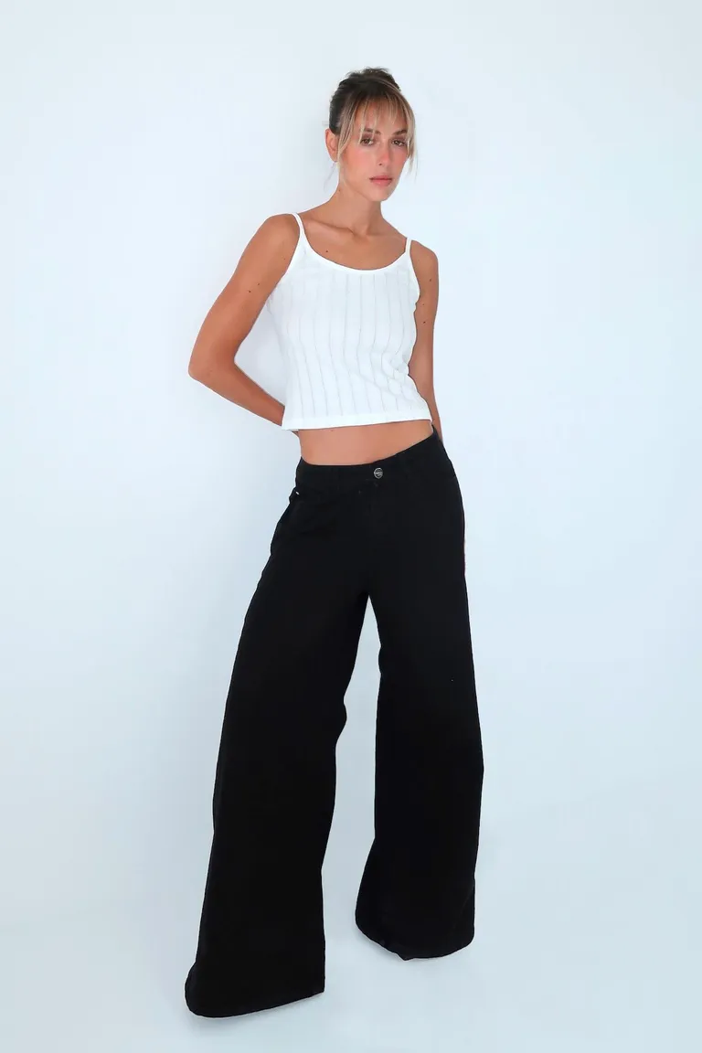 Top sin mangas confeccionado en punto con lurex de corte modular y calce regular de Naíma en Tops para argentina