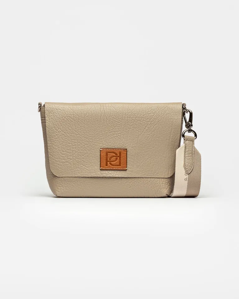 Bolso de mano en cuero beige con detalles en contraste de Prüne en Bolsos y Carteras para argentina