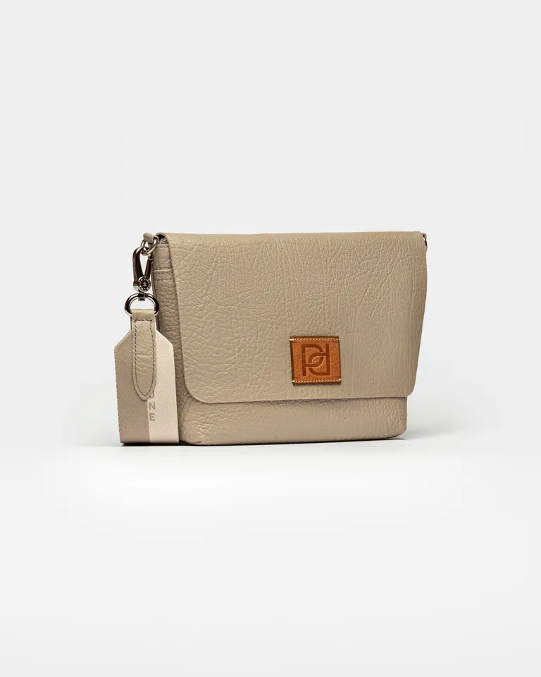 Bolso de mano en cuero beige con detalles en contraste de Prüne en Bolsos y Carteras para argentina
