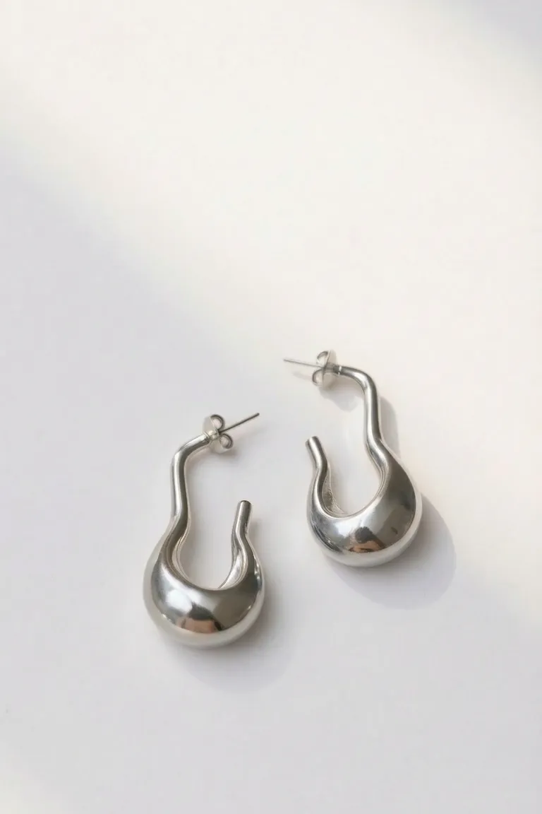 Pendientes de plata con diseño orgánico y acabado pulido de Maria Cher en Bijouterie para argentina