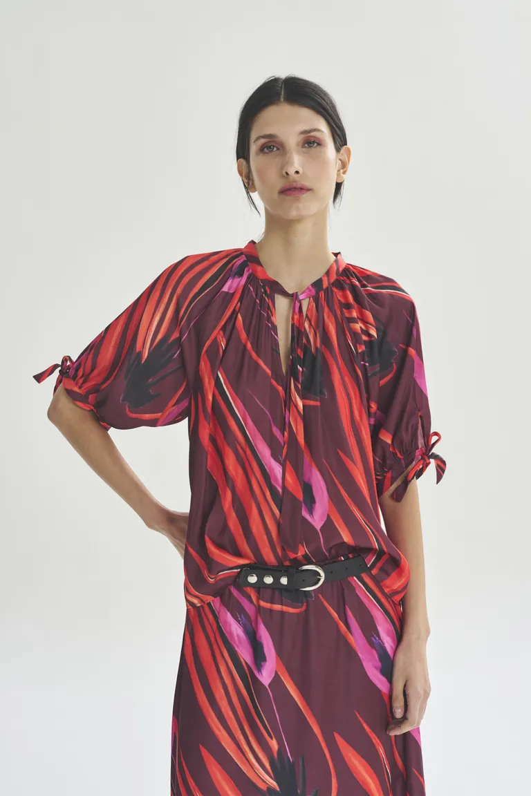 Blusa de manga corta con lazo en color rojo para mujeres de Akiabara en Blusas para argentina