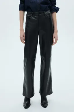 Pantalón recto efecto cuero de Mango en Pantalones para argentina