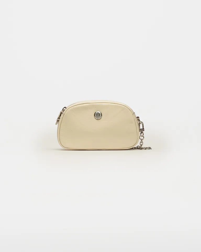 Cartera mini bonnie en cuero charol, con detalle metálico del isotipo prüne de Prüne en Bolsos y Carteras para argentina