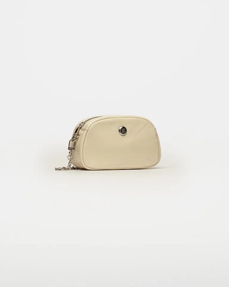 Cartera mini bonnie en cuero charol, con detalle metálico del isotipo prüne de Prüne en Bolsos y Carteras para argentina