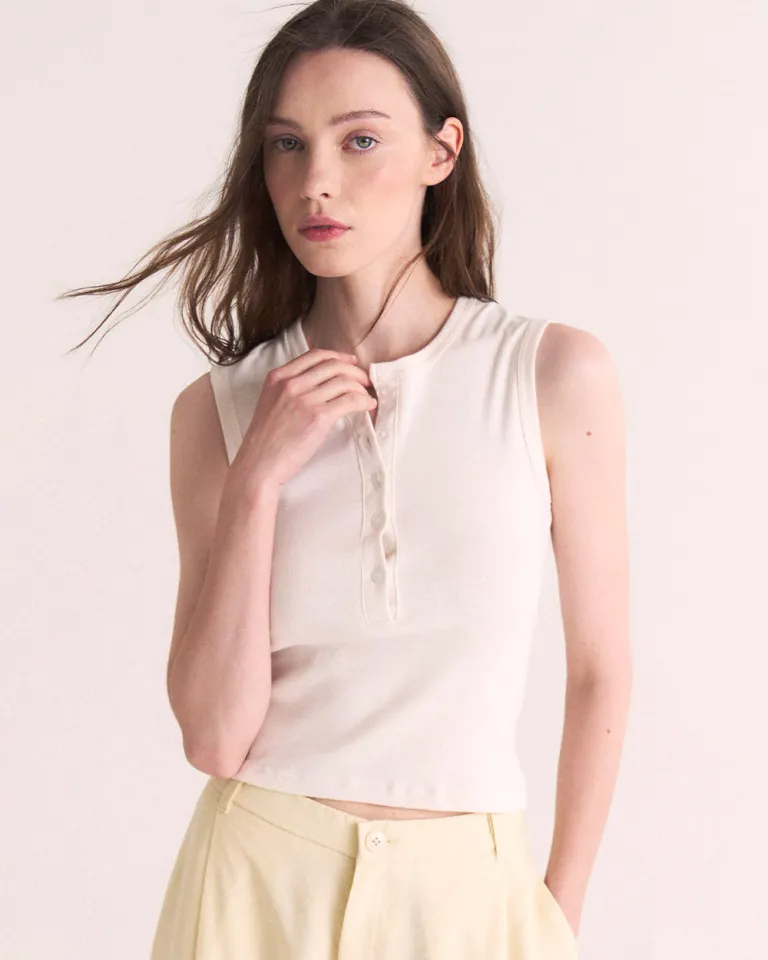 Top sin mangas de botones a tono en color marrón de Sky en Tops para argentina