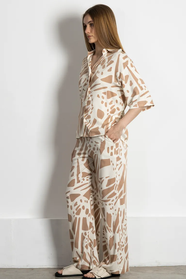 Pantalón de mujer con estampado vanguardista y corte contemporáneo de Kill en Pantalones para argentina