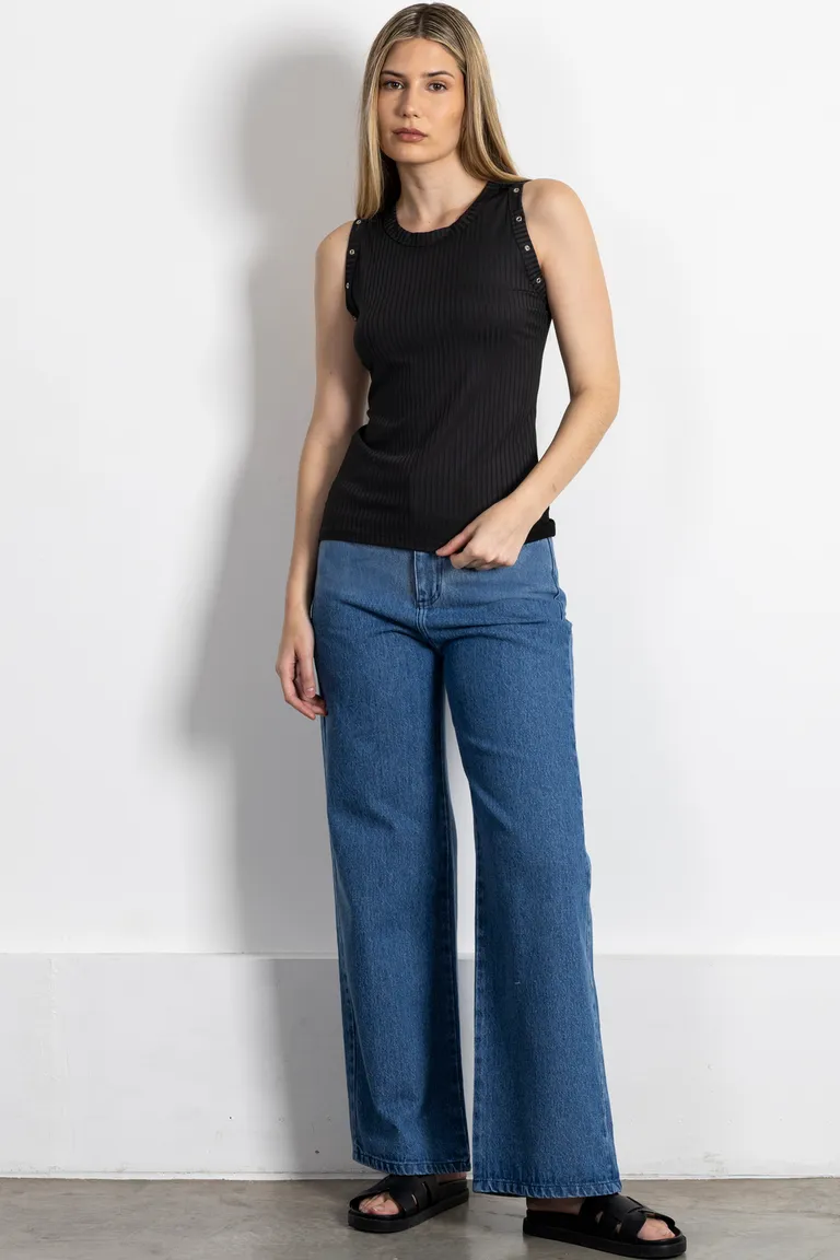 Remera negra musculosa con detalles de ojales en mangas y espalda de Kill en Remeras para argentina