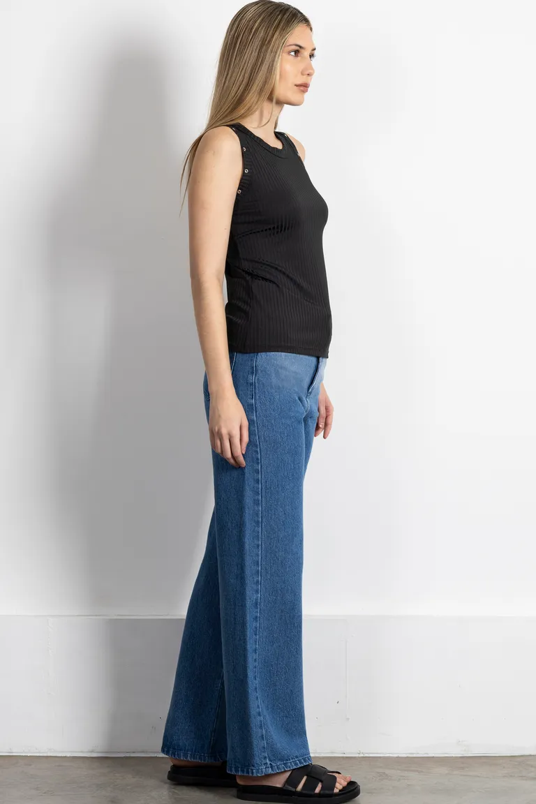 Remera negra musculosa con detalles de ojales en mangas y espalda de Kill en Remeras para argentina