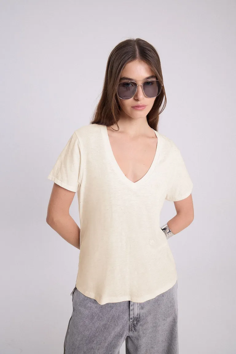 Remera en algodón peruano con escote en V y detalles de costuras de Maria Cher en Remeras para argentina