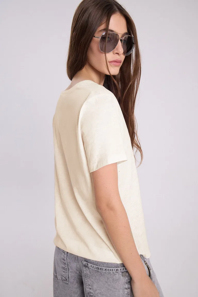 Remera en algodón peruano con escote en V y detalles de costuras de Maria Cher en Remeras para argentina