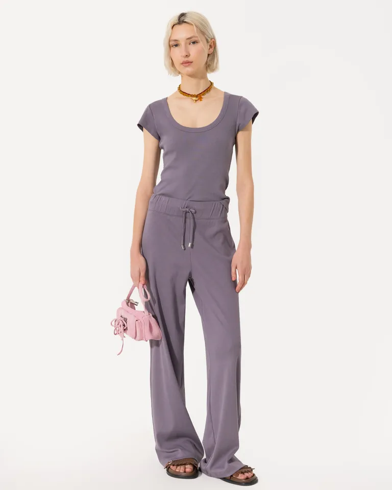 Pantalón femenino de corte recto en tono gris, confeccionado en material suave y elástico de Jazmin Chebar en Pantalones para argentina