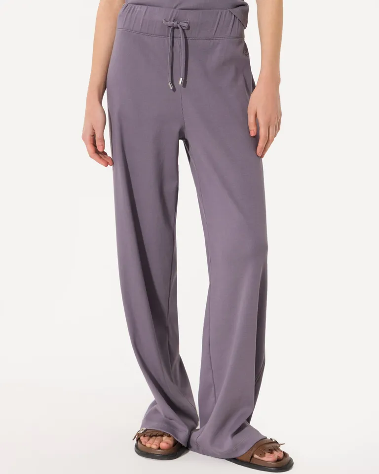 Pantalón femenino de corte recto en tono gris, confeccionado en material suave y elástico de Jazmin Chebar en Pantalones para argentina
