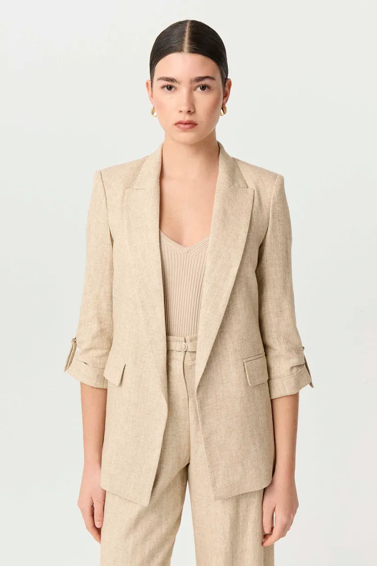 Blazer largo femenino de silueta entallada y mangas 3/4 ajustables de Markova en Blazers para argentina