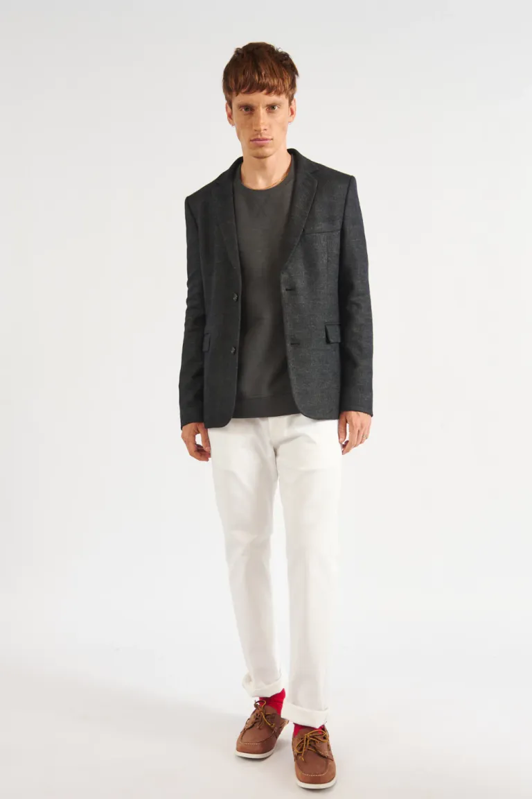 Saco de hombre entallado con diseño estampado clásico de sastre y cierre de dos botones al frente de Bensimon en Sastrería para argentina