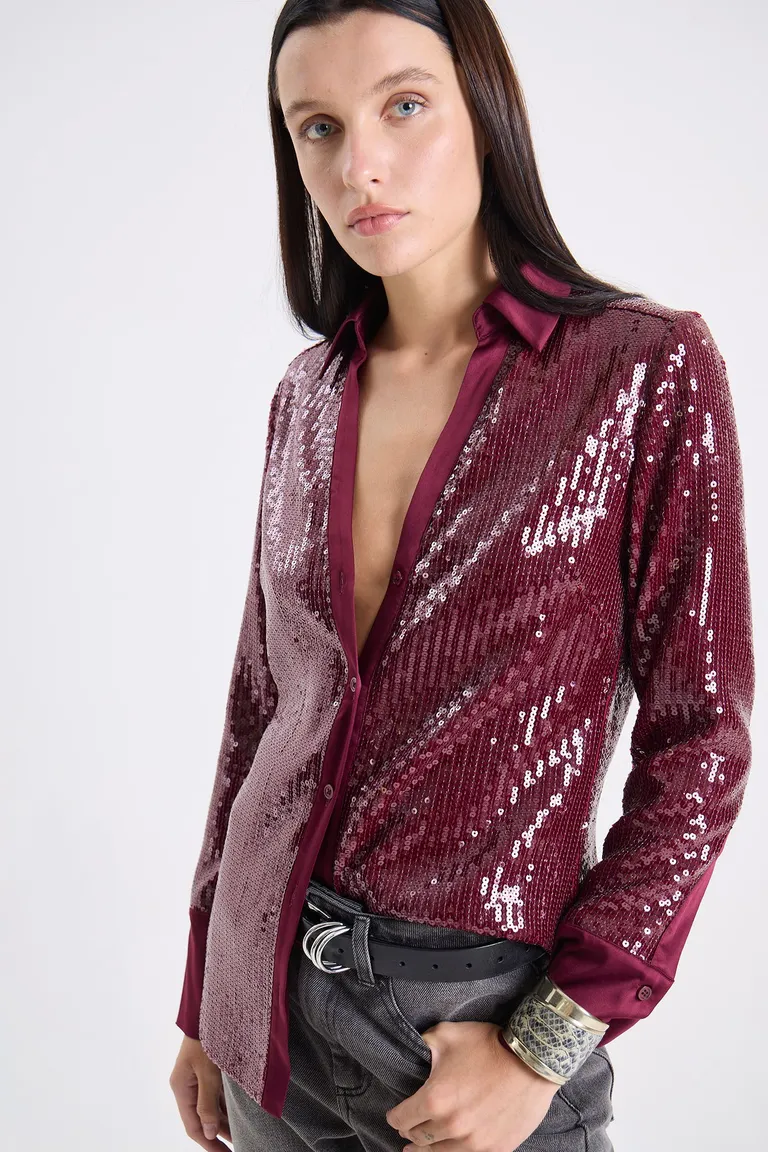 Camisa de botones con lentejuelas, cuello clásico y puños ajustados de calce entallado de Maria Cher en Camisas para argentina