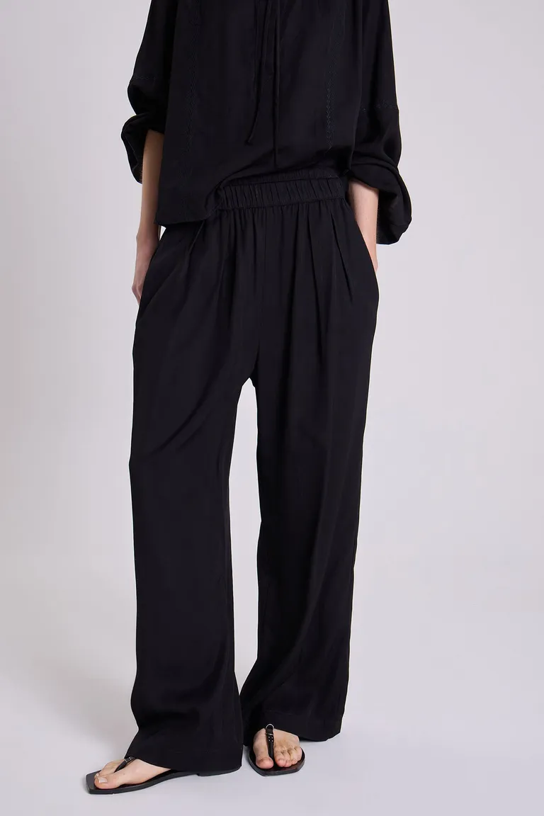 Pantalón ancho negro de viscosa con detalle de bordado de Maria Cher en Pantalones para argentina