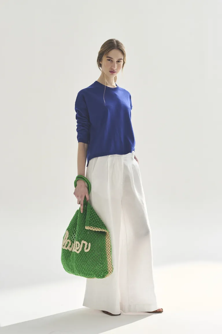 Suéter de Punto Azul Marino - Elegancia y Versatilidad en una Prenda Esencial de Akiabara en Buzos y Sweaters para argentina