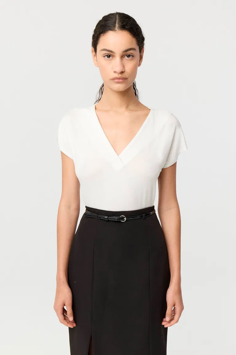 Remera de corte relajado con escote en V y mangas cortas con diseño de hombro caído de Markova en Remeras para argentina