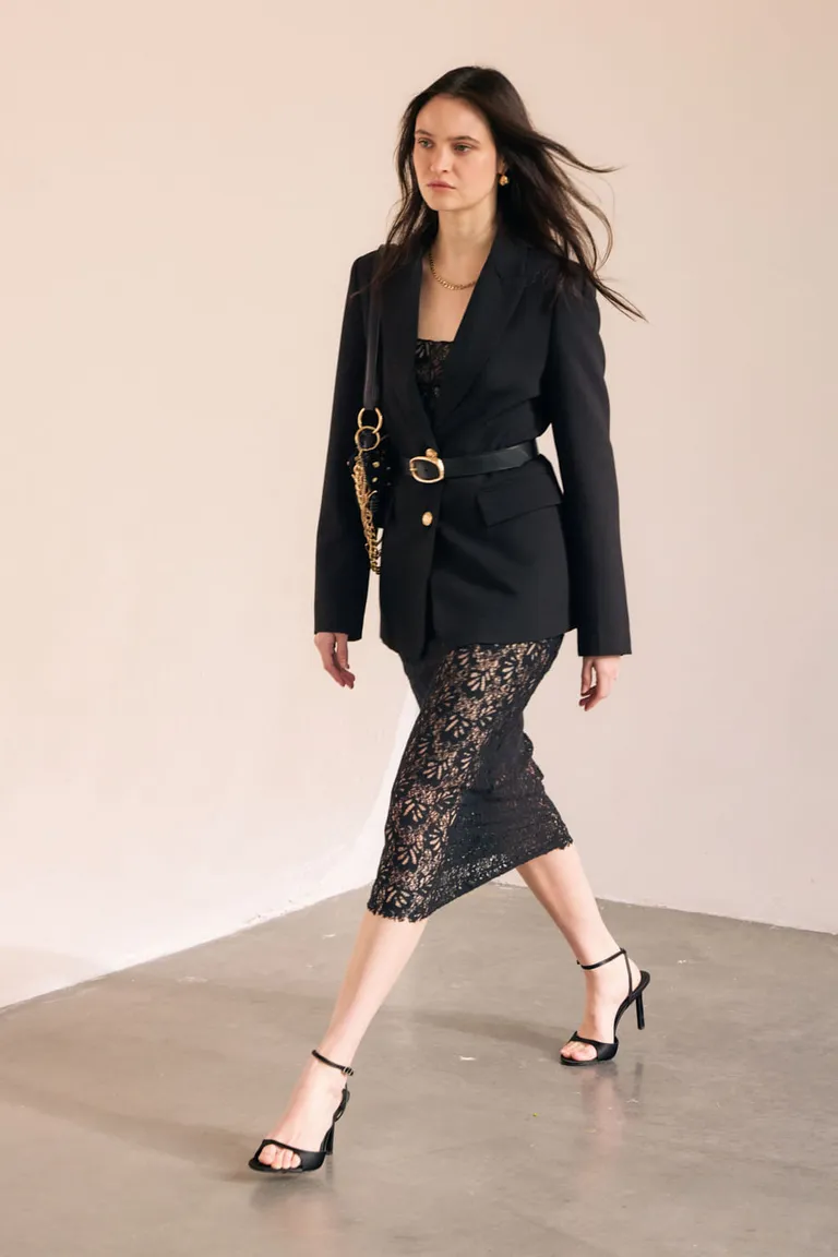 Falda de encaje negro, sofisticada y versátil para lucir en eventos y celebraciones de Portsaid en Faldas para argentina