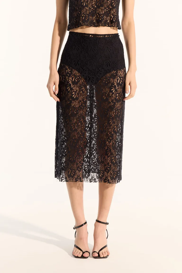 Falda de encaje negro, sofisticada y versátil para lucir en eventos y celebraciones de Portsaid en Faldas para argentina