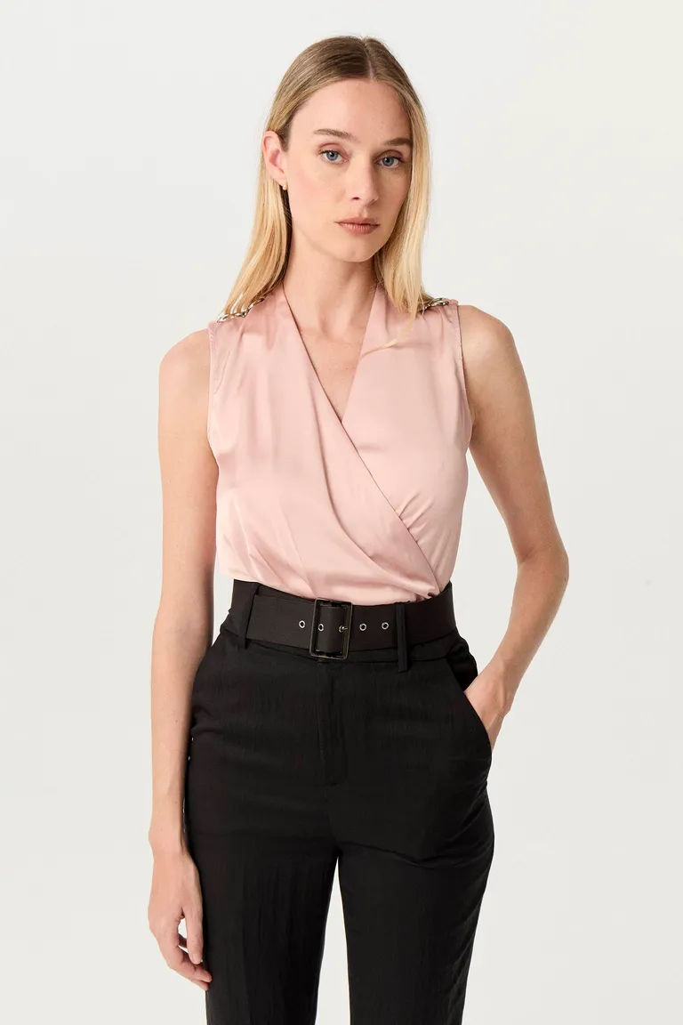 Remera de seda y viscosa elástica con detalles metálicos en los hombros de Markova en Remeras para argentina