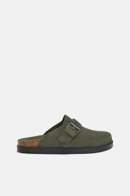 Zuecos hebilla cuero de Pull&Bear en Sandalias y Ojotas para argentina