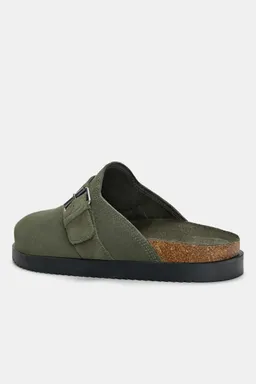 Zuecos hebilla cuero de Pull&Bear en Sandalias y Ojotas para argentina